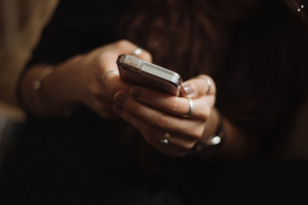 Ενδοοικογενειακή βία: Πώς θα λειτουργεί το «Panic button» – Η διαδικασία για εγκατάσταση στο κινητό