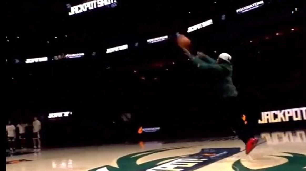 Φίλαθλος των Μπακς κέρδισε 10.000 δολάρια με σουτ από το κέντρο