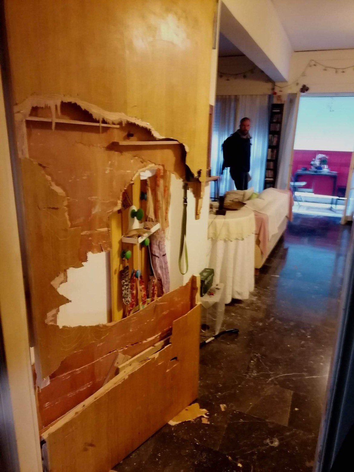 Τσεκούρια στις πόρτες δανειοληπτών ή λύση στο πρόβλημα των κόκκινων δανείων;