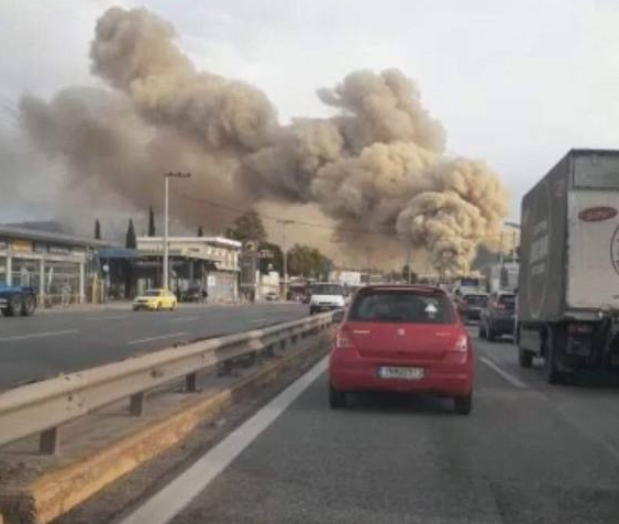 Μεγάλη φωτιά στον Ασπρόπυργο – Μήνυμα από το 112