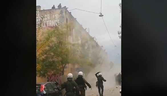 Προσφυγικά: Βίντεο από την επιχείρηση της ΕΛ.ΑΣ – Πέταξαν στους αστυνομικούς ακόμη και πόρτες