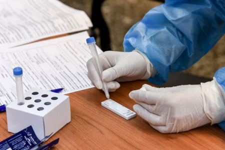 Κορωνοϊός: Ώρα αποφάσεων για rapid test ανεμβολίαστων εργαζόμενων – Μέχρι πότε θα ισχύει