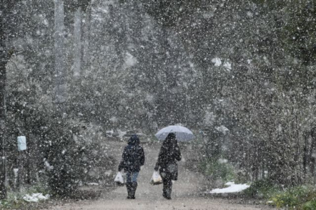 Καιρός: Επελαύνει η κακοκαιρία με καταιγίδες και χιόνια: Ποιες περιοχές θα «ντυθούν» στα λευκά