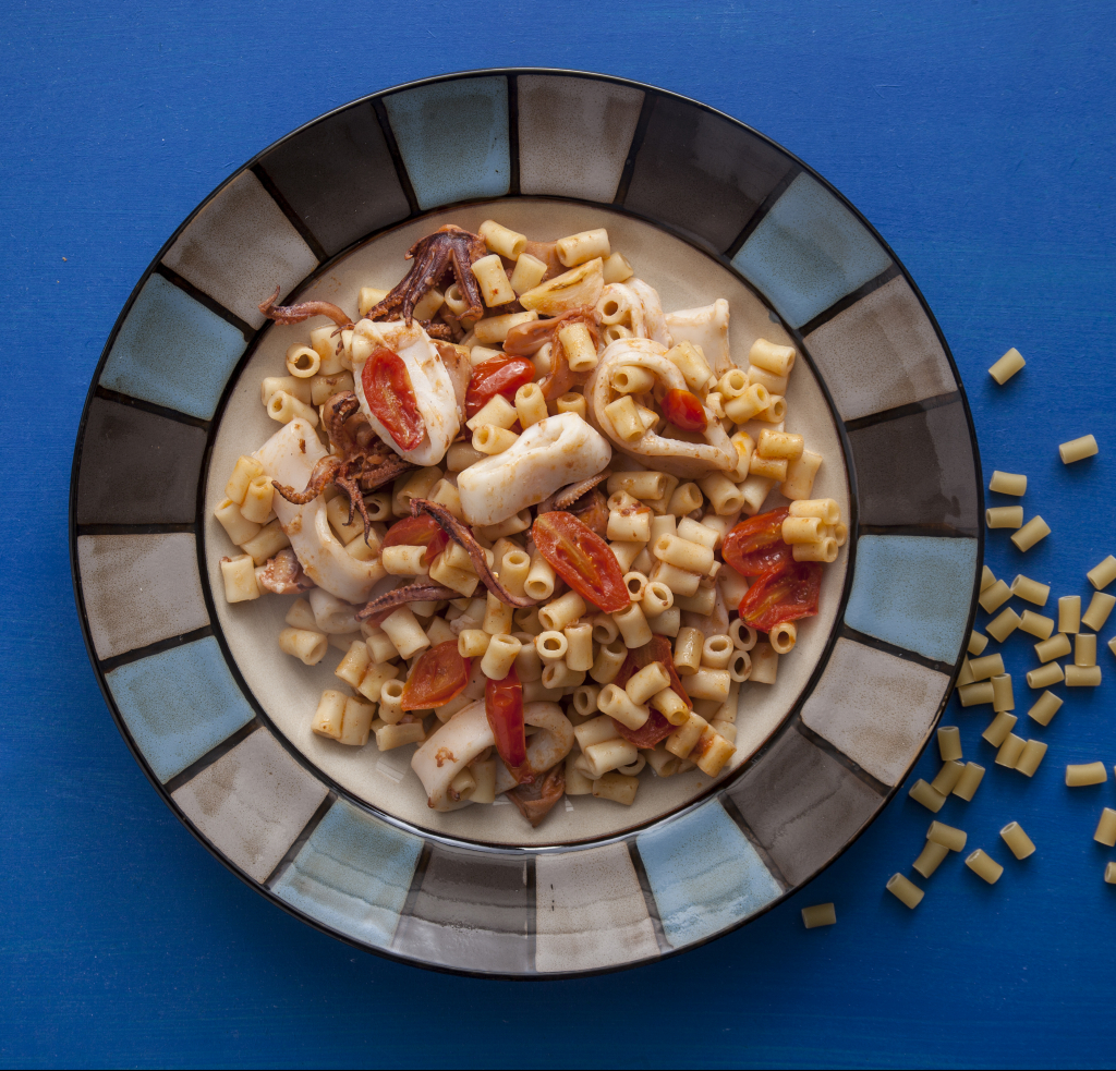 Κοφτό μακαρονάκι με καλαμάρι