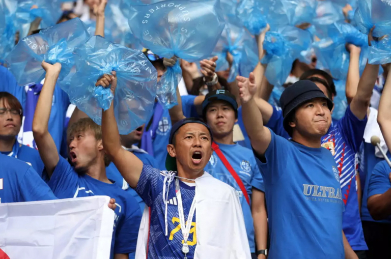Μουντιάλ 2022: Οι Ιάπωνες… πανηγύριζαν με σακούλες σκουπιδιών στα χέρια | tovima.gr
