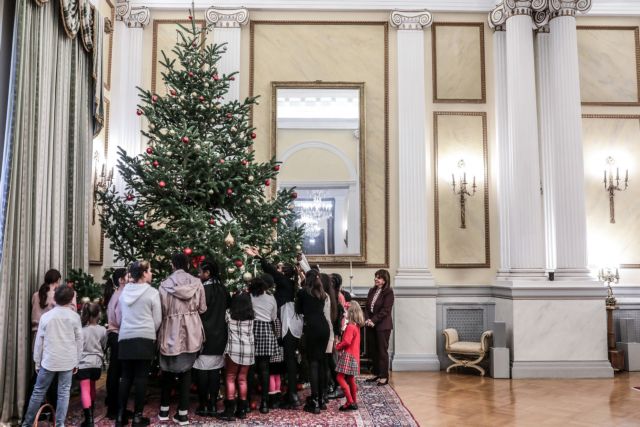 Κατερίνα Σακελλαροπούλου: Με παιδιά από το Χατζηκυριάκειο στόλισε το Χριστουγεννιάτικο δέντρο