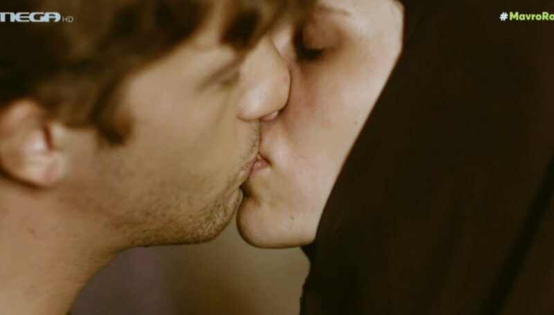 Μαύρο Ρόδο: «Το φιλί δεν είναι για να εξηγείται, αλλά για να δίνεται»