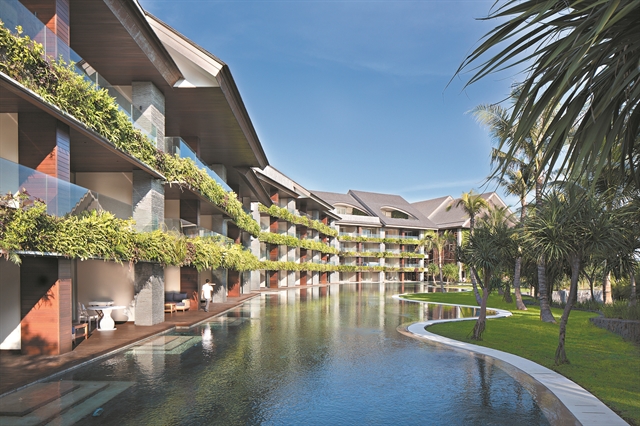 Η γόβα της Σταχτοπούτας δίπλα στο μαγκάλι