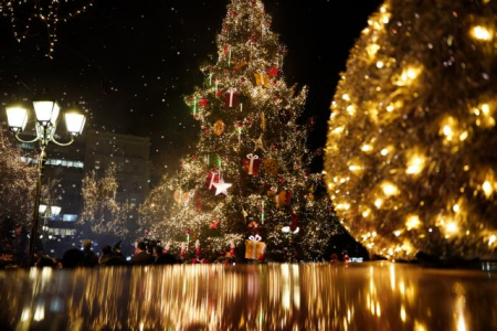 Τα 40.000 led γιορτινά πολύχρωμα λαμπιόνια του δένδρου της Αθήνας
