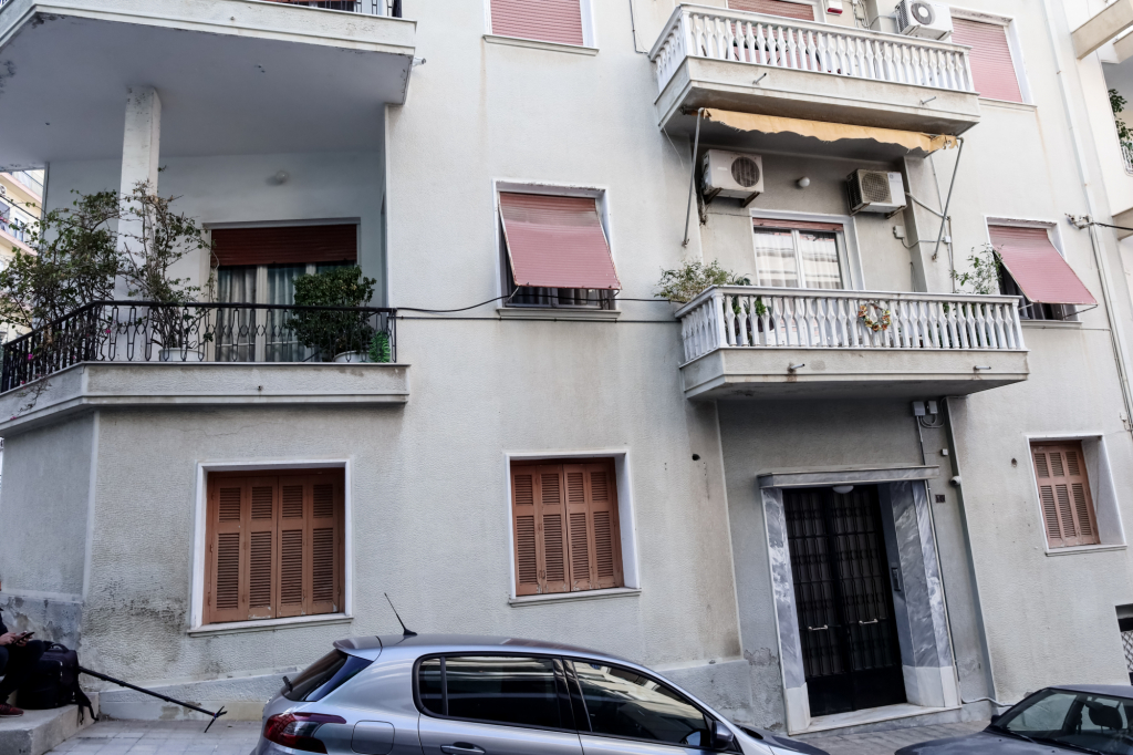 Γυναικοκτονία στον Πειραιά: Την άφησε αβοήθητη στον καναπέ και έφυγε – Η τελευταία ανάρτηση του δράστη