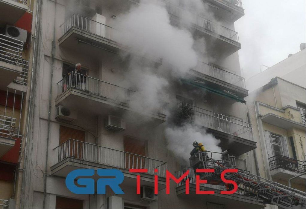 Φωτιά σε διαμέρισμα στη Θεσσαλονίκη – 2 εγκλωβισμένοι