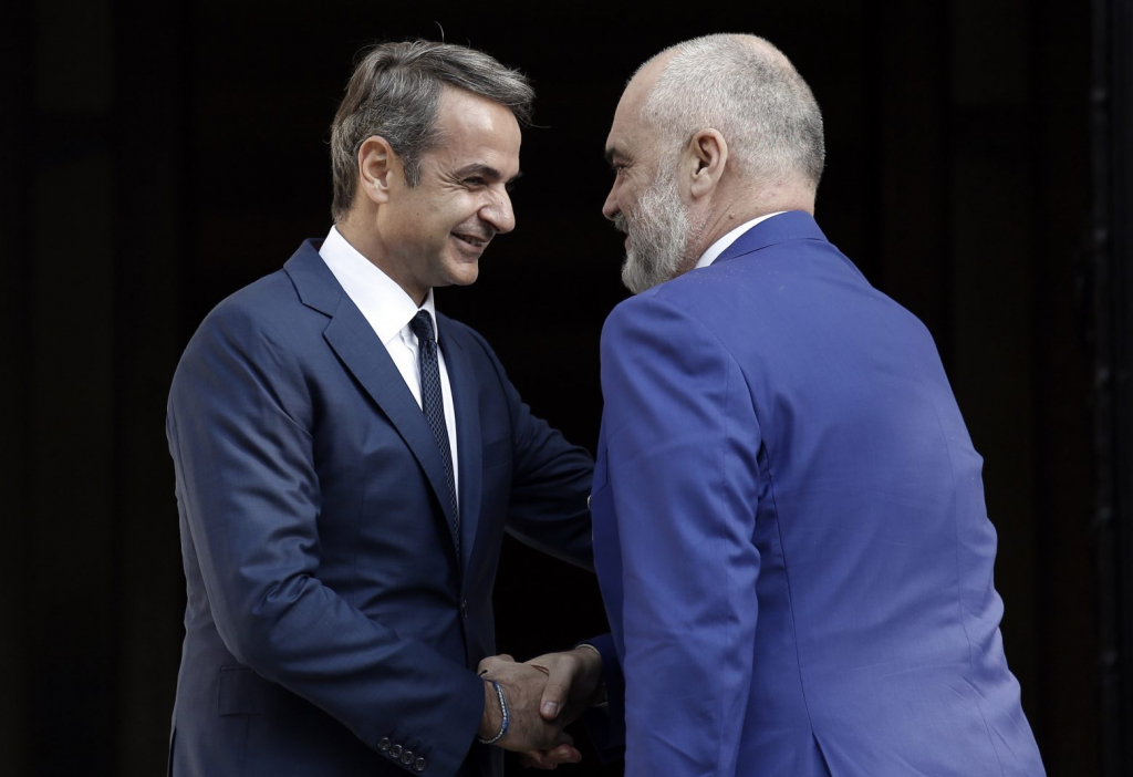 Ασκηση λεπτών ισορροπιών στην Αλβανία