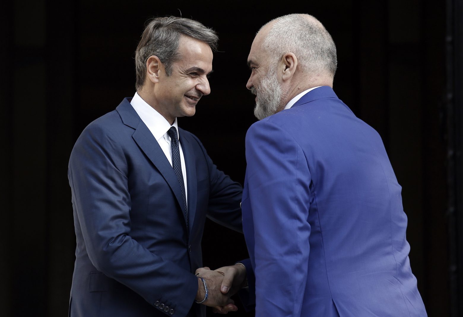 Ασκηση λεπτών ισορροπιών στην Αλβανία