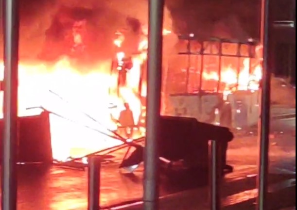 Ρομά: Σοβαρά επεισόδια στο Μενίδι, πυρπόλησαν λεωφορείο | tovima.gr