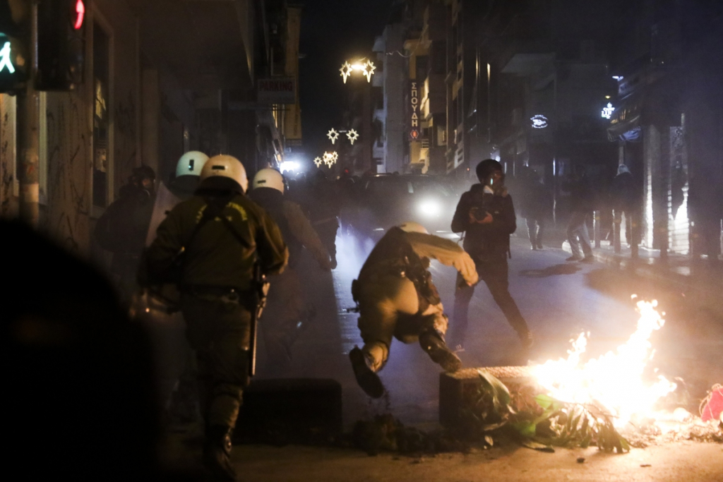 Επεισόδια Ρομά – αστυνομίας στο Μενίδι: Πυροβόλησαν στο πρόσωπο διοικητή της ΟΠΚΕ