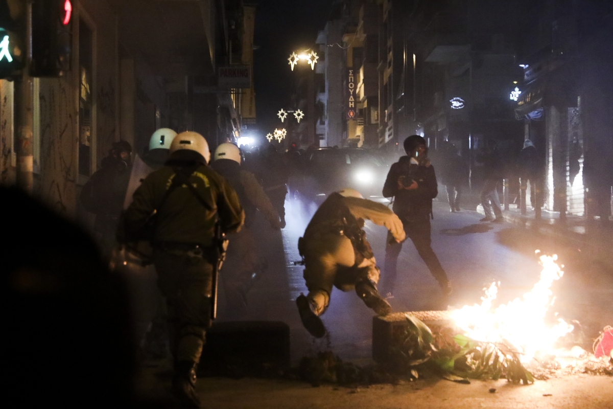 Επεισόδια Ρομά – αστυνομίας στο Μενίδι: Πυροβόλησαν στο πρόσωπο διοικητή της ΟΠΚΕ