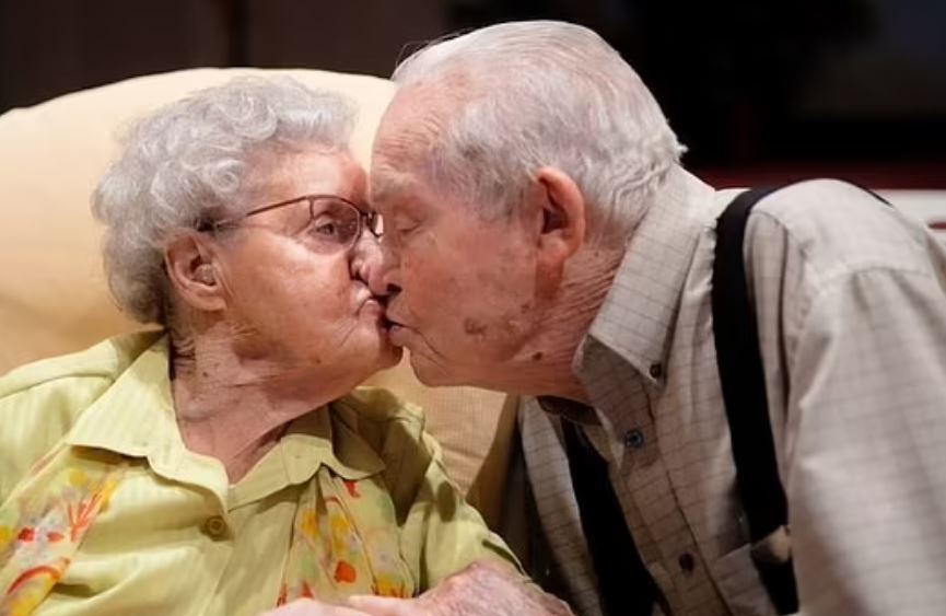Ένας αιώνας ζωής, 79 χρόνια αγάπης: Πέθαναν μαζί, μέσα σε λίγες ώρες