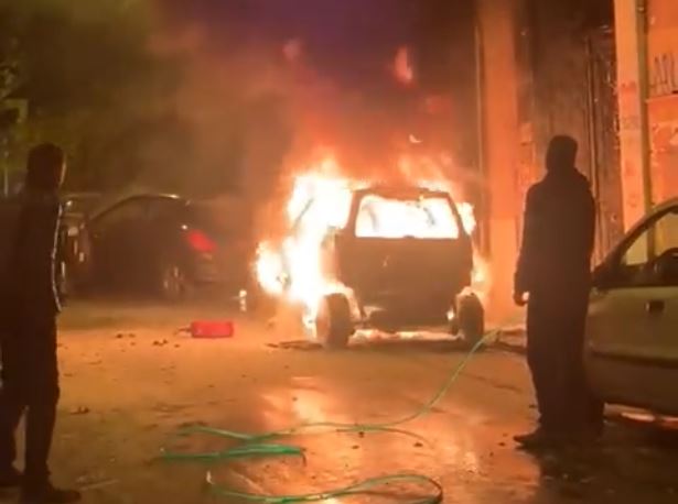 Νέα ένταση στα Εξάρχεια: Έπεσαν χειροβομβίδες κρότου λάμψης και μολότοφ, φωτιά σε ΙΧ