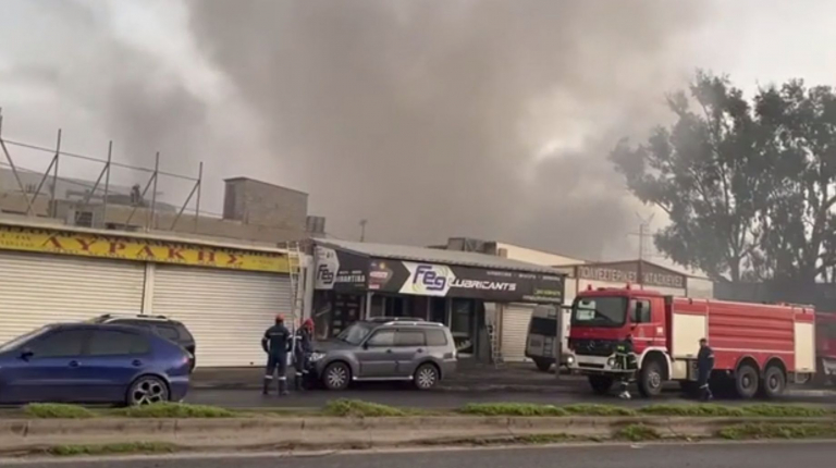 Φωτιά σε εργοστάσιο πολυεστερικών στον Ασπρόπυργο – Μήνυμα από το 112 | tovima.gr