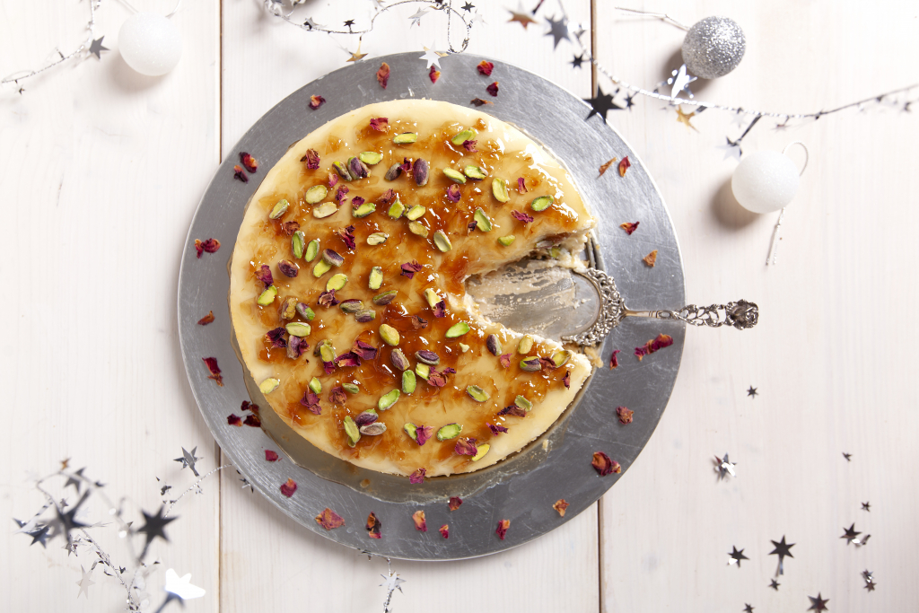 Τσίζκεϊκ με κουραμπιέδες και ανεβατό