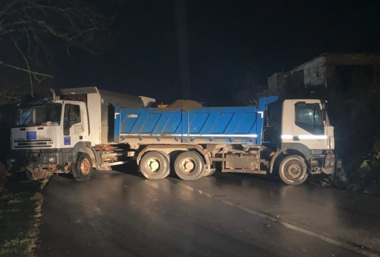Κόσοβο: Σέρβοι στήνουν οδοφράγματα για να αποκλείσουν την κυκλοφορία | tovima.gr