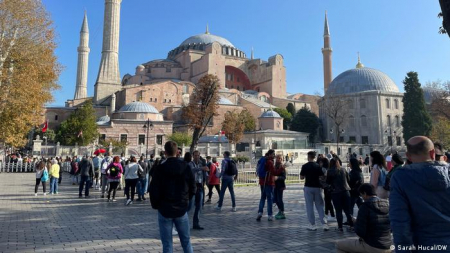 DW: Απογειώνει τον τουρκικό τουρισμό η αδύναμη λίρα