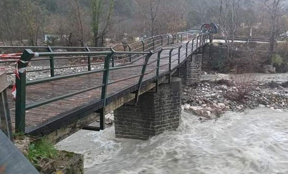 Σαρώνει η κακοκαιρία GAIA: Ζημιές σε πεζογέφυρα στα Τζουμέρκα