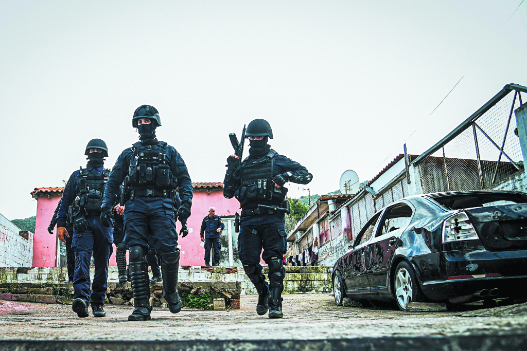 Σφαίρες, περιθώριο και απαξία