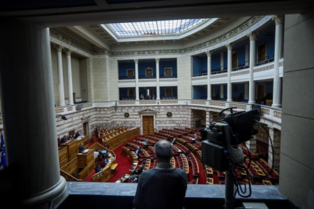 Βουλή: Υπερψηφίστηκε το έκτακτο επίδομα σε αστυνομικούς και λιμενικούς
