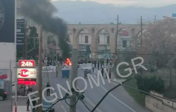 Θάνατος 16χρονου Ρομά: Φωτιές κοντά σε καταυλισμούς σε Χαλκίδα και Ασπρόπυργο