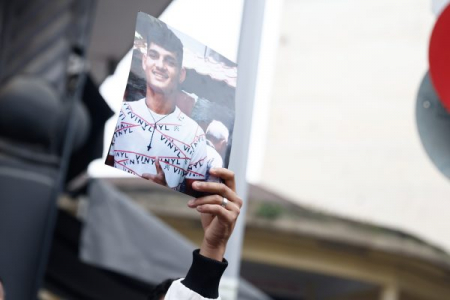 Πέθανε ο 16χρονος Ρομά που πυροβολήθηκε από αστυνομικό