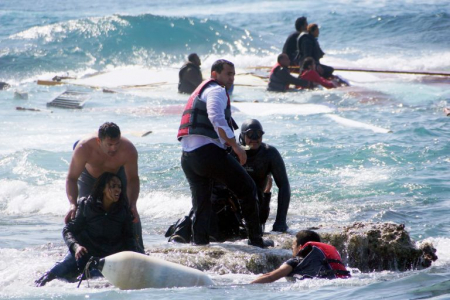 Τραγωδία στη Λέσβο: Νεκρό βρέφος από πρόσκρουση βάρκας με μετανάστες σε βράχια