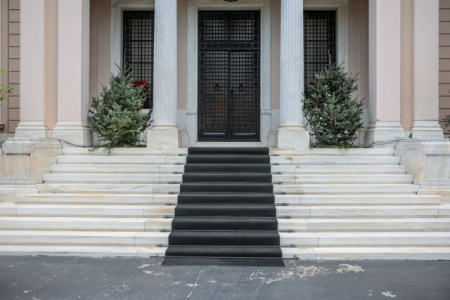 Χωρίς άρωμα γυναίκας το διπλωματικό γραφείο Μητσοτάκη – Αφιξη από την Πόλη