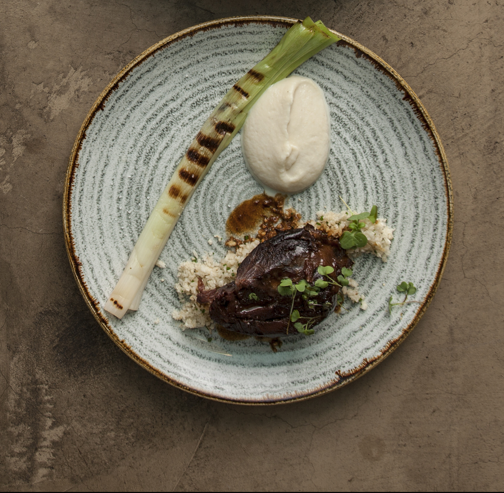 Μαύρος χοίρος σιγοψημένος στο φούρνο