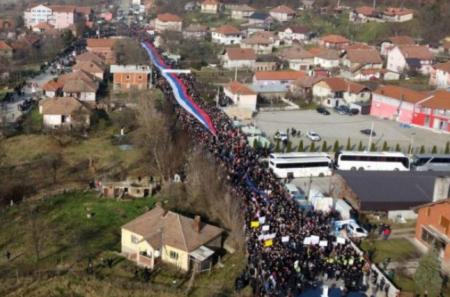 Πρίστινα: Οι Σέρβοι διαδηλώνουν και απαιτούν την απόσυρση της αστυνομίας του Κοσόβου