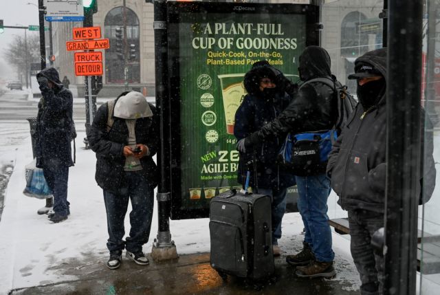 ΗΠΑ: Χάος από το πολικό ψύχος – Ακυρώθηκαν 5.700 πτήσεις