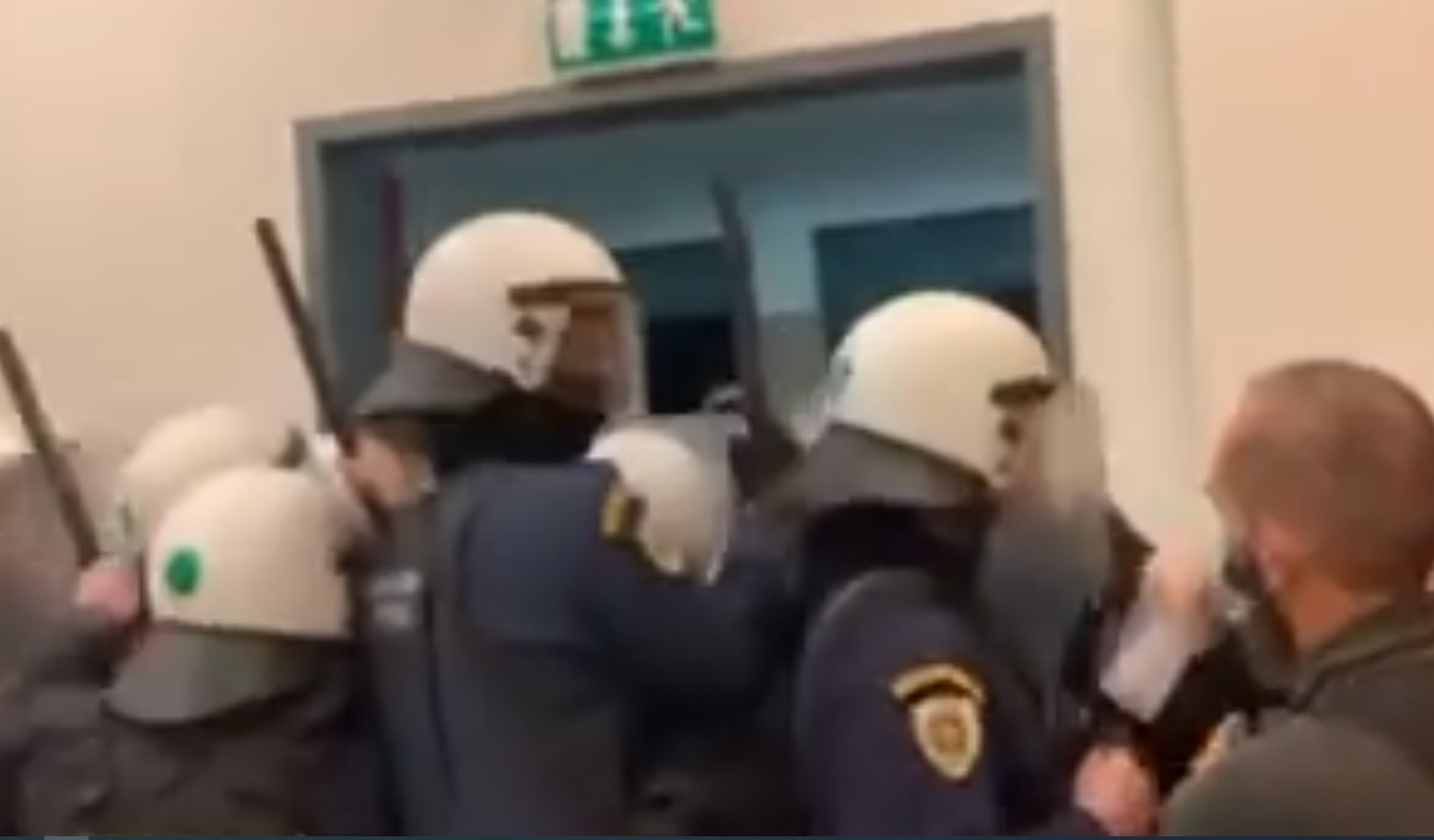 Ηλιούπολη: Απαράδεκτες σκηνές – Ξύλο από ΜΑΤ μέσα στο δικαστήριο