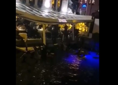Κατέρρευσε τμήμα εστιατορίου στην Κωνσταντινούπολη – Άνθρωποι βρέθηκαν στη θάλασσα
