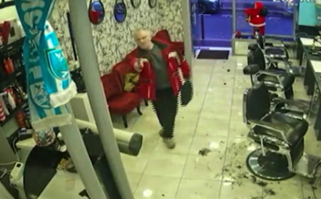 Παρίσι: Η στιγμή που ο μακελάρης μπαίνει σε κουρείο με το όπλο στο χέρι