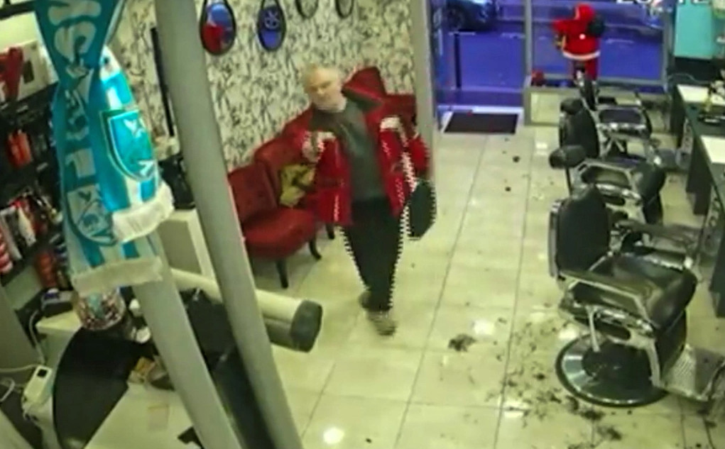 Παρίσι: Η στιγμή που ο μακελάρης μπαίνει σε κουρείο με το όπλο στο χέρι