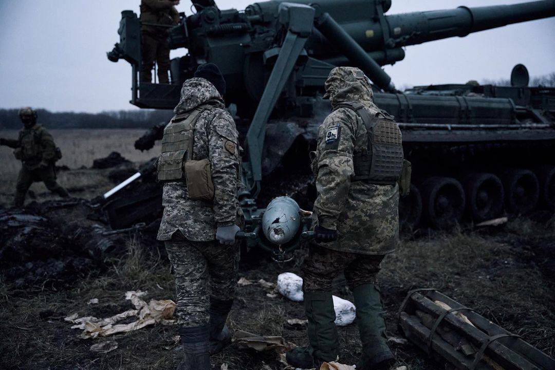Ουκρανία: Ουκρανοί και Ρώσοι γιορτάζουν τα Χριστούγεννα με τις βόμβες να πέφτουν παρά τη μονομερή κατάπαυση του πυρός