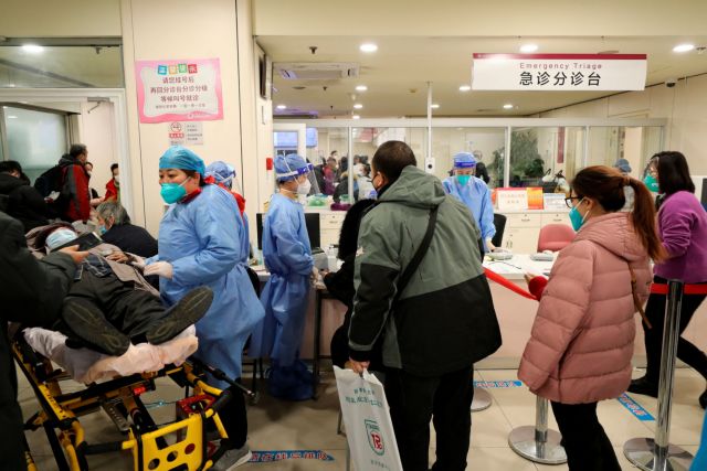 Κίνα: Εξαπλώνεται ραγδαία ο κορωνοϊός – Υπό πίεση νοσοκομεία και γραφεία τελετών