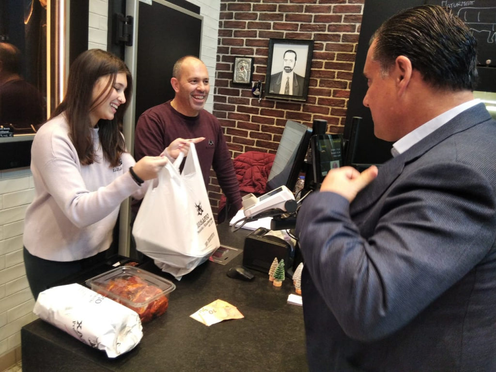 Μια τούρτα από… κιμά για τον Άδωνη