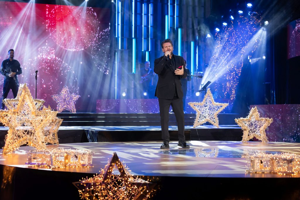 Σπίτι με το MEGA: Ο Πάνος Κιάμος και εκλεκτοί καλεσμένοι σε ένα φαντασμαγορικό ρεβεγιόν Πρωτοχρονιάς