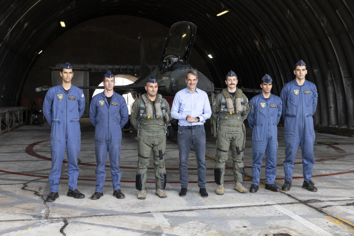 Στην φωλιά των Vipers ο Μητσοτάκης