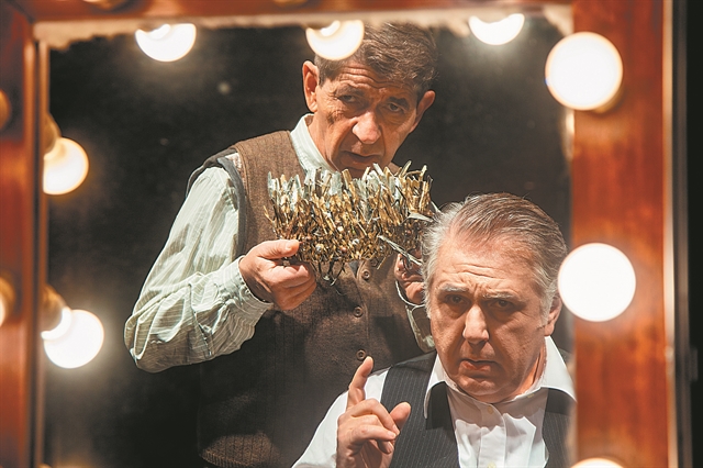 Πίσω από την κουίντα