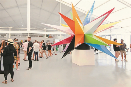 Αδεια σινεμά, γεμάτα θέατρα