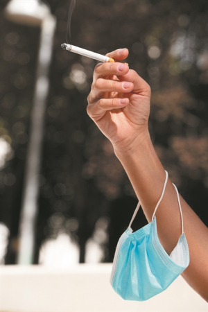 Η χρήση μάσκας ενισχύει τη βλάβη που προκαλεί το κάπνισμα στην υγεία