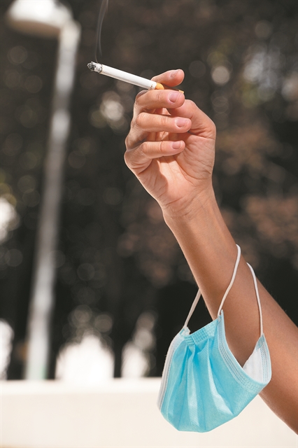 Η χρήση μάσκας ενισχύει τη βλάβη που προκαλεί το κάπνισμα στην υγεία