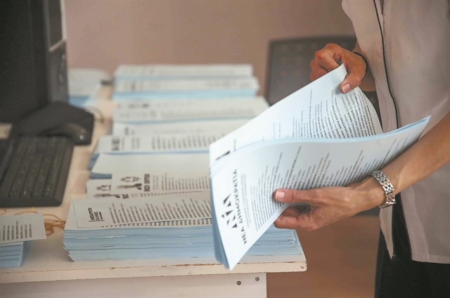 Συναγερμός στο Μαξίμου για τις διαρροές προς τα άκρα